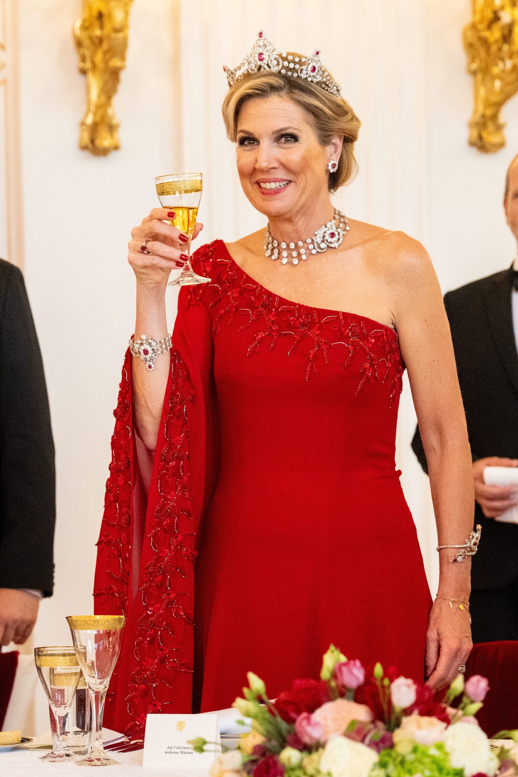 ​El conjunto de rubíes Mellerio, vestido de manga murciélago y cartera de Carolina Herrera: Máxima de Holanda impacta de gala en Praga 
