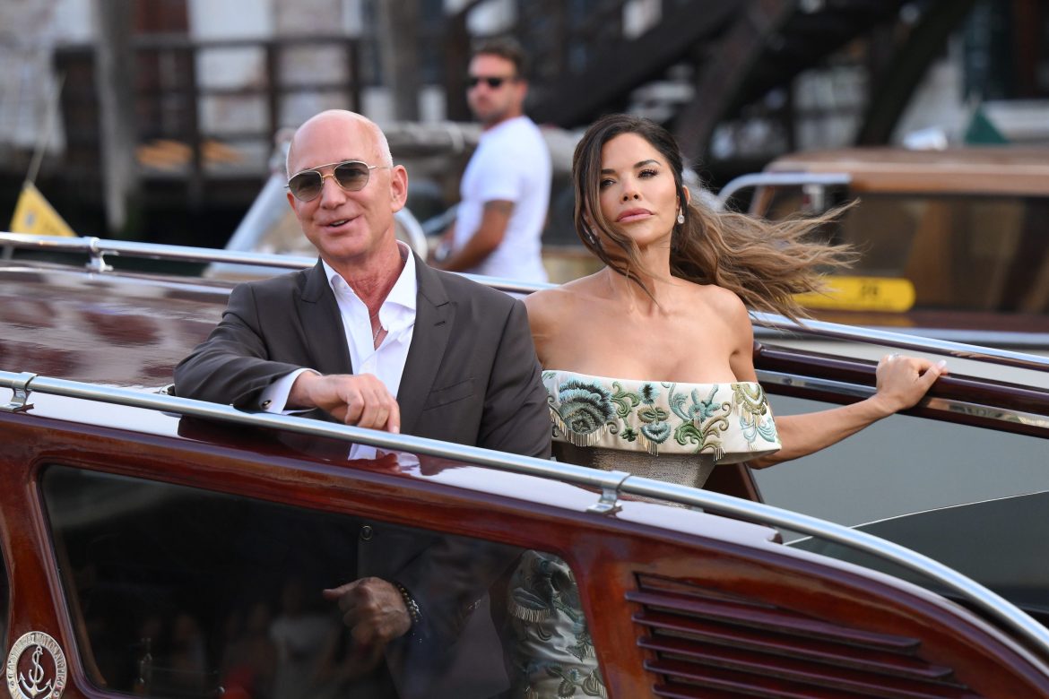 ​La primera fiesta de boda de Jeff Bezos y Lauren Sánchez en Venecia: tormenta, Leonardo DiCaprio y Vittoria Ceretti, pizza napolitana, desfile de barcos y móviles apagados 