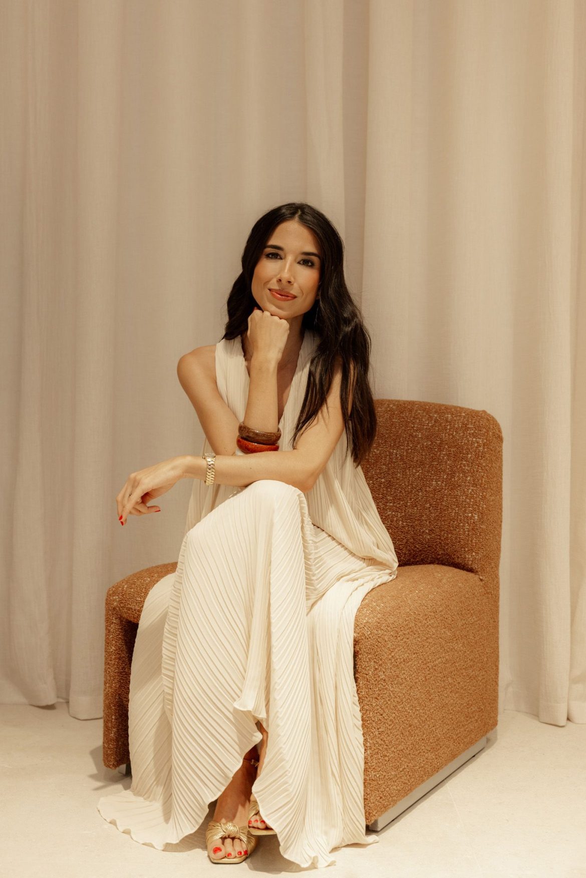 ​Las claves de estilo para ser la invitada de verano perfecta según Laura Corsini: “Evito los colores demasiado oscuros si es de día y los zapatos incómodos” 