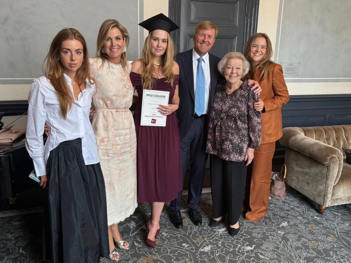 ​Amalia de Holanda, arropada por su familia en su graduación: del vestido romántico de la reina Máxima al traje sastre de la princesa Ariane 