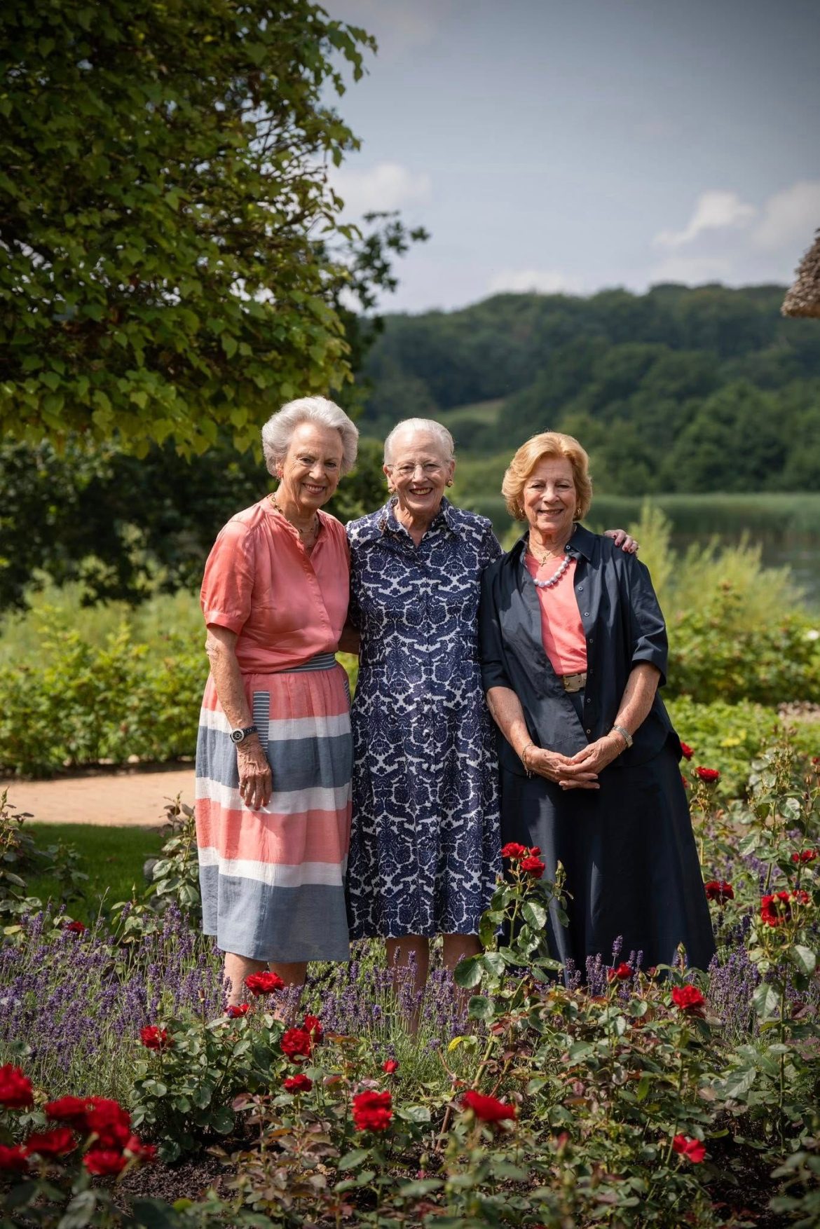 ​Margarita de Dinamarca, Ana María de Grecia y la princesa Benedicta vuelven a posar en el jardín de su madre 