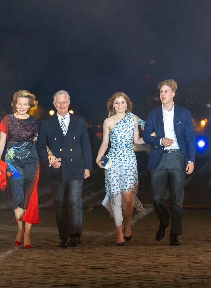 ​Elisabeth de Bélgica ‘asalta’ el armario de su madre para el Día Nacional: de la cartera de mano de Carolina Herrera a los pendientes de Giorgio Armani 