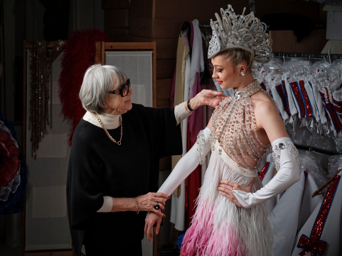 ​“Conocí a Norma Duval cuando actuó en el Folies Bergère. ¡Qué guapa era!”: hablamos con Mine Vergès, la diseñadora de vestuario del Moulin Rouge 