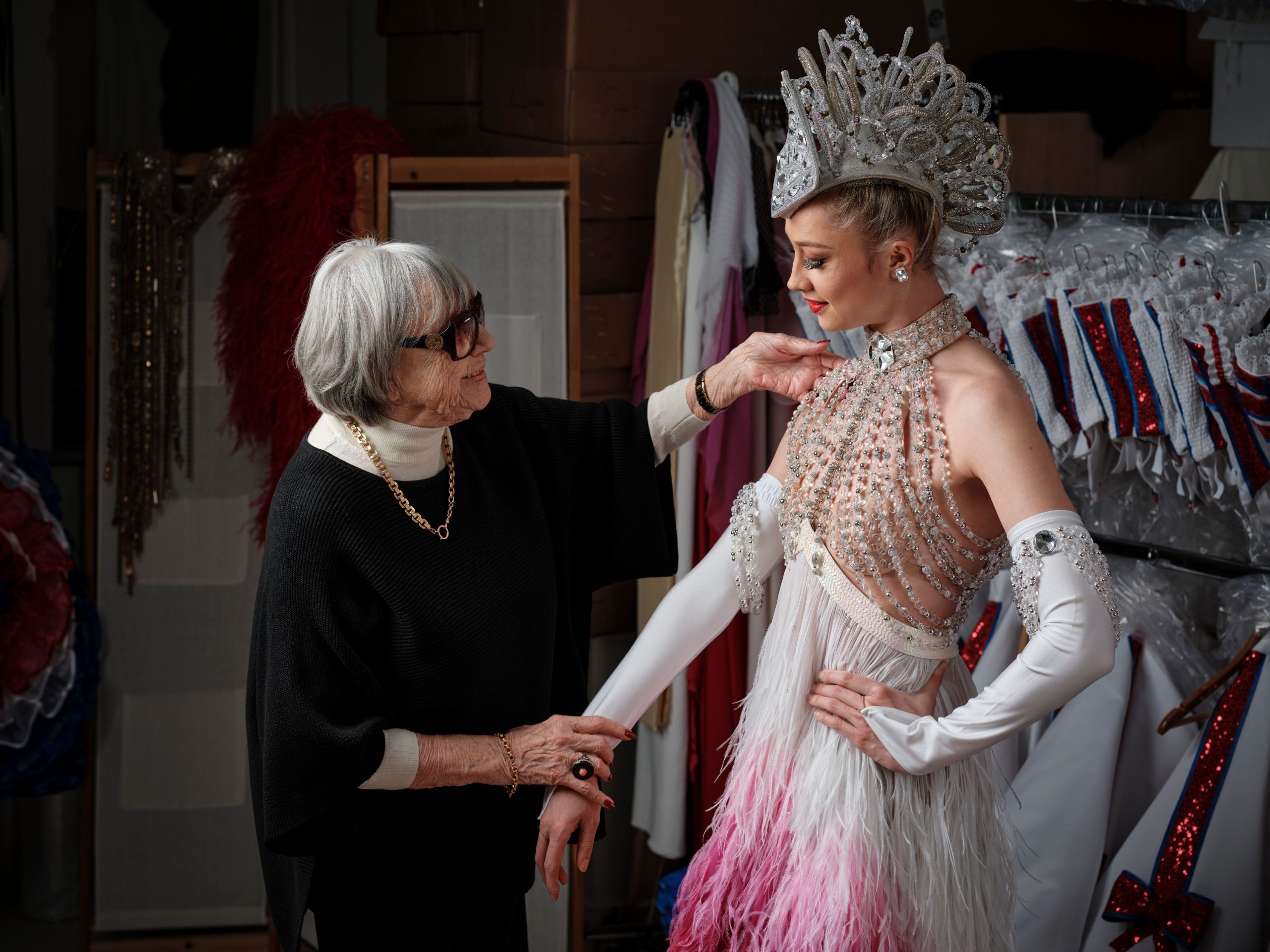 ​“Conocí a Norma Duval cuando actuó en el Folies Bergère. ¡Qué guapa era!”: hablamos con Mine Vergès, la diseñadora de vestuario del Moulin Rouge 