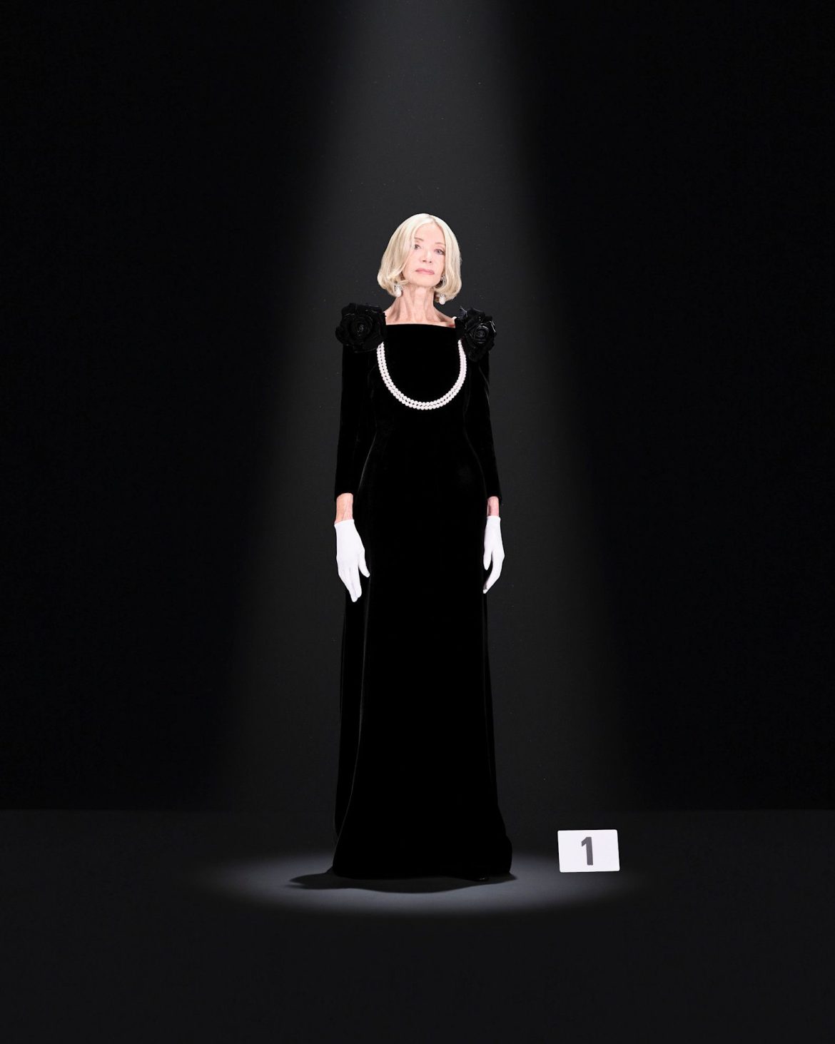 ​Adiós a Danielle Slavik, la eterna musa de Cristóbal Balenciaga que regresó a la pasarela a los 78 años con el vestido del cumpleaños de Grace Kelly 