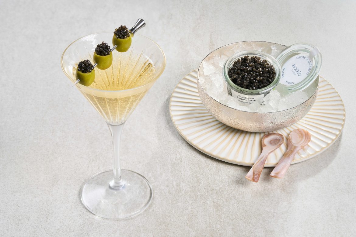 ​Los #FavoritosVF de la semana: ostras y champagne en Barcelona, el mejor caviar para disfrutar en verano y el bolso todoterreno para llevar a todas horas 