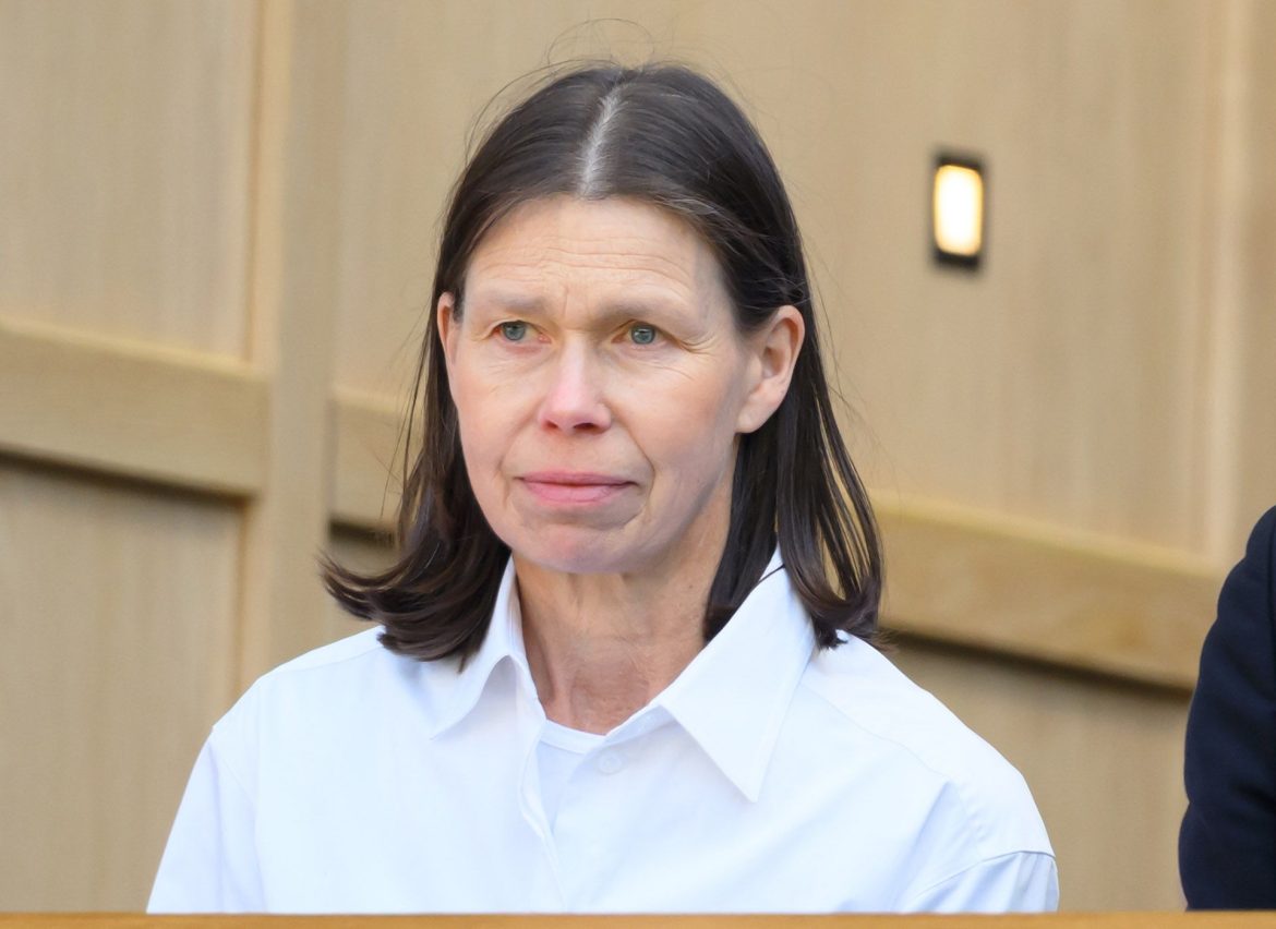 ​Con vestido camisero blanco nuclear y sin joyas: Sarah Chatto, la discreta hija de la princesa Margarita, aúna elegancia y sencillez en Wimbledon 