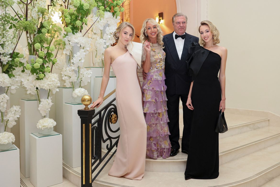 ​Carolina y Chiara de Borbón-Dos Sicilias de boda en Nápoles: dos vestidos de princesa firmados por Luisa Beccaria y una novia descendiente de los barones de Marcellinara que ha celebrado un enlace de cuento de hadas 