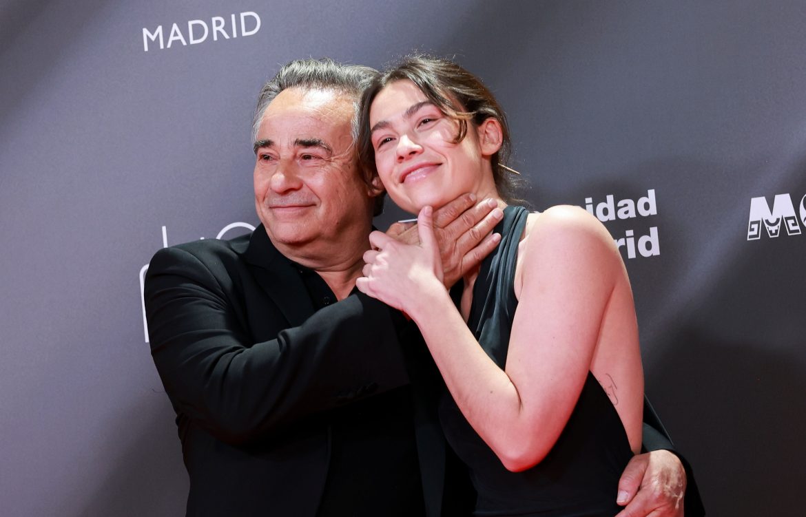 ​El lado personal de Eduard Fernández: de la triste pérdida de su madre a la felicidad de compartir su vida con un gran amor (y con la niña de sus ojos, su hija Greta) 