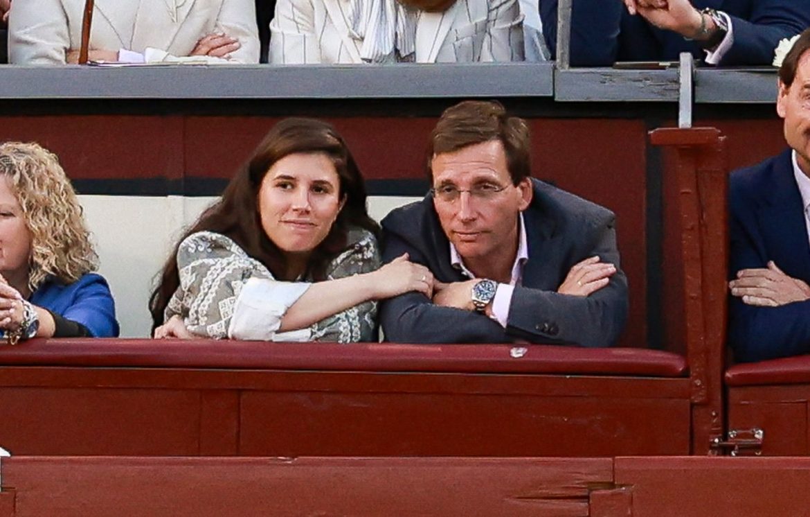 ​Los padrinos de Lucas, el hijo de Martínez-Almeida y Teresa Urquijo: así son Juan, el hermano de la madre (y novio de Irene Urdangarin) y Leticia, una de las sobrinas más queridas del alcalde 
