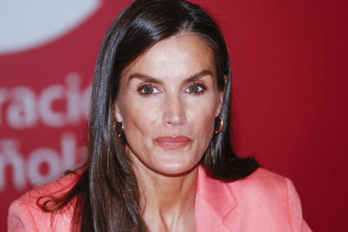 ​Con un traje del color del verano y sin su famoso chaleco rojo: la reina Letizia celebra sus 10 años de viajes de cooperación 