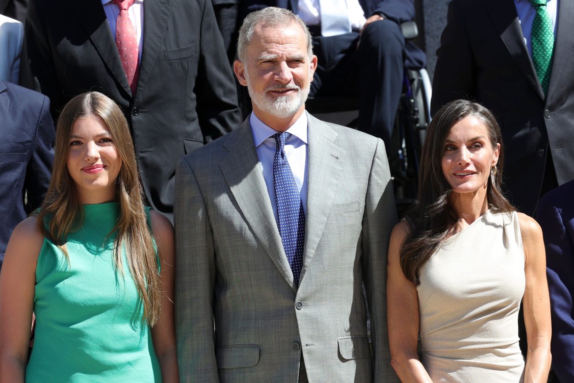 ​La infanta Sofía acompaña a los reyes en una cita muy especial para ella: el reencuentro con sus compañeros del internado de Gales 