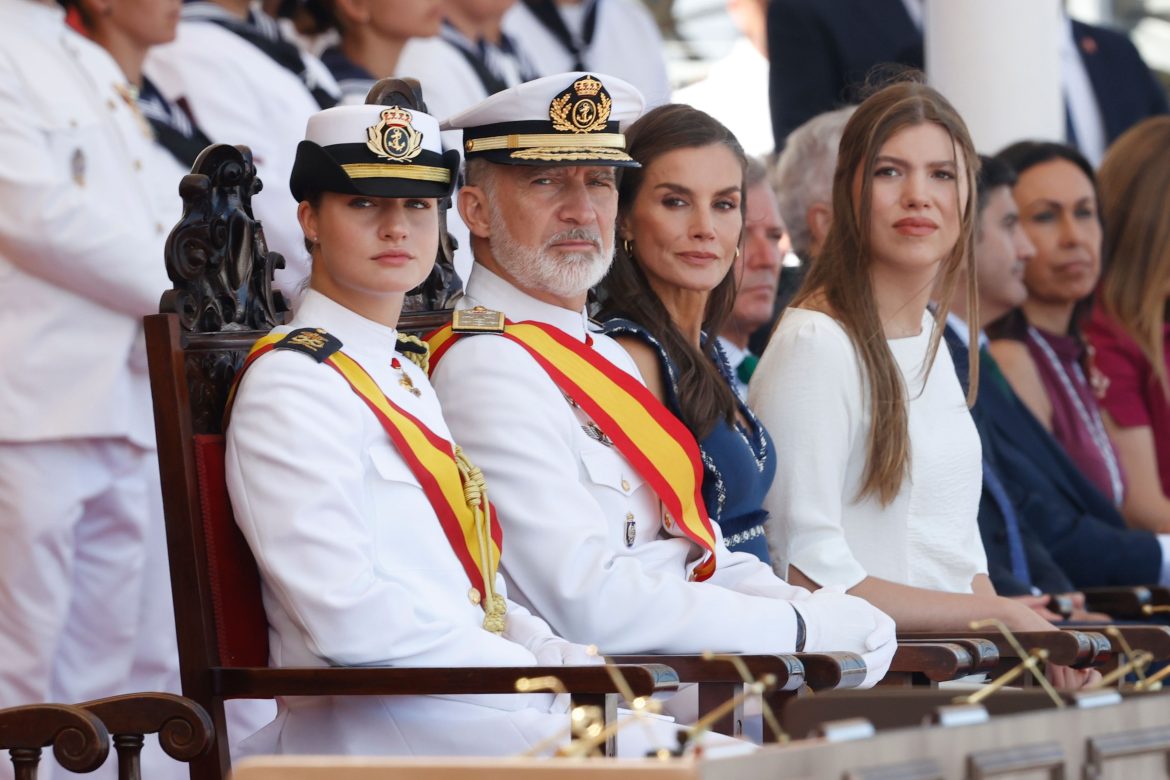 ​Primer encuentro familiar del año: Felipe, Letizia y la infanta Sofía arropan a Leonor en su despedida en Marín 
