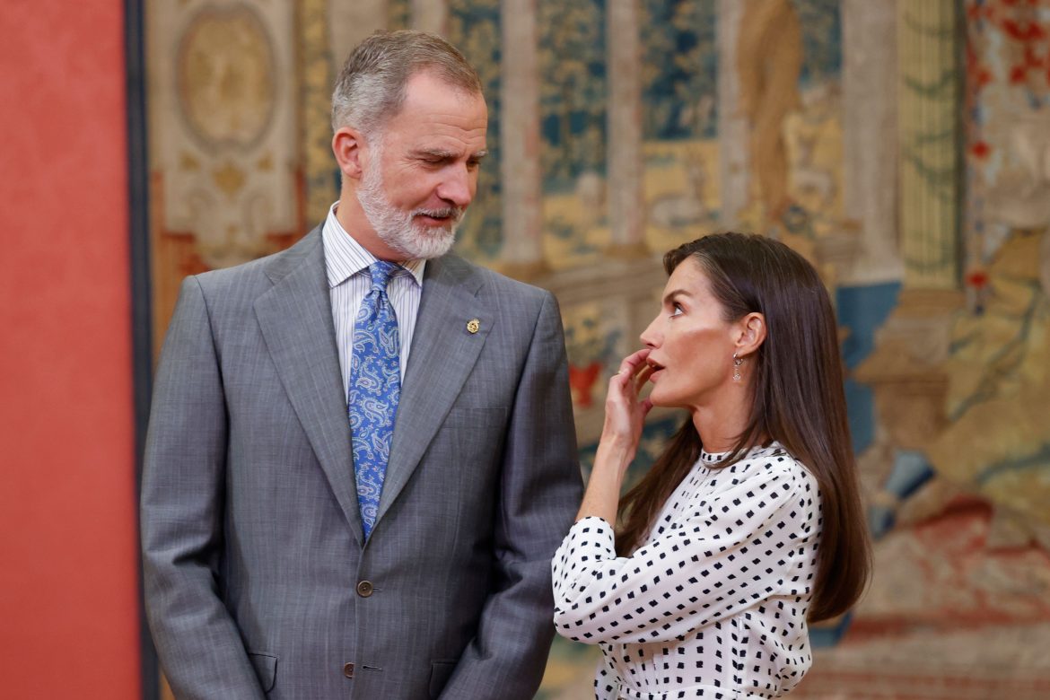​¿Y Leonor y Sofía? Los reyes Felipe y Letizia presiden uno de los actos previos de los Premios Princesa de Asturias tras una semana de apariciones con sus hijas 