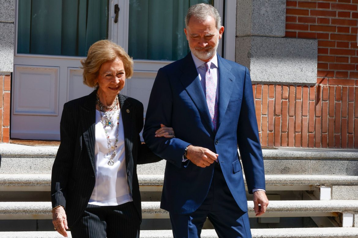 ​Felipe VI y la reina Sofía cierran una semana de reencuentros familiares con una inusual aparición madre-hijo 