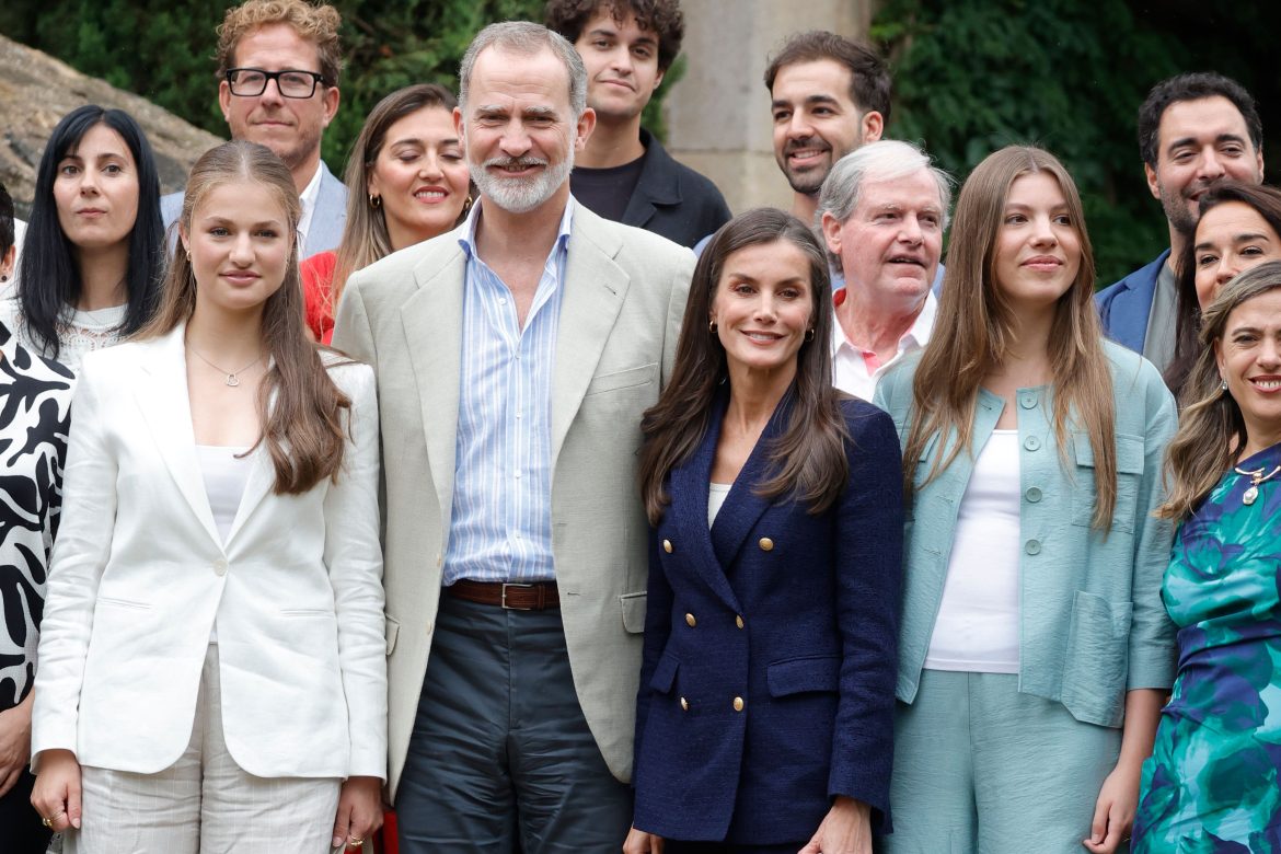 ​La aparición de Felipe y Letizia y la significativa joya que Leonor ha recibido de regalo: la Familia Real culmina los Princesa de Girona 