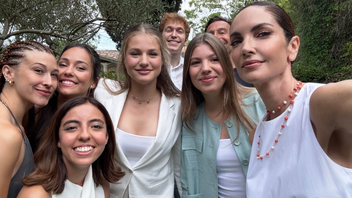 ​El selfie de Eugenia Silva con Leonor y Sofía: encuentro en Girona por su proyecto de formación tecnológica para niñas y jóvenes 