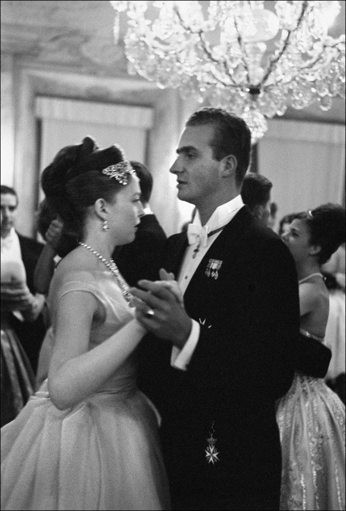 ​La boda de Diana de Orléans y el duque Carlos de Wurtemberg: un enlace por todo lo alto, dos espectaculares tiaras y un baile de la novia con Juan Carlos de Borbón 