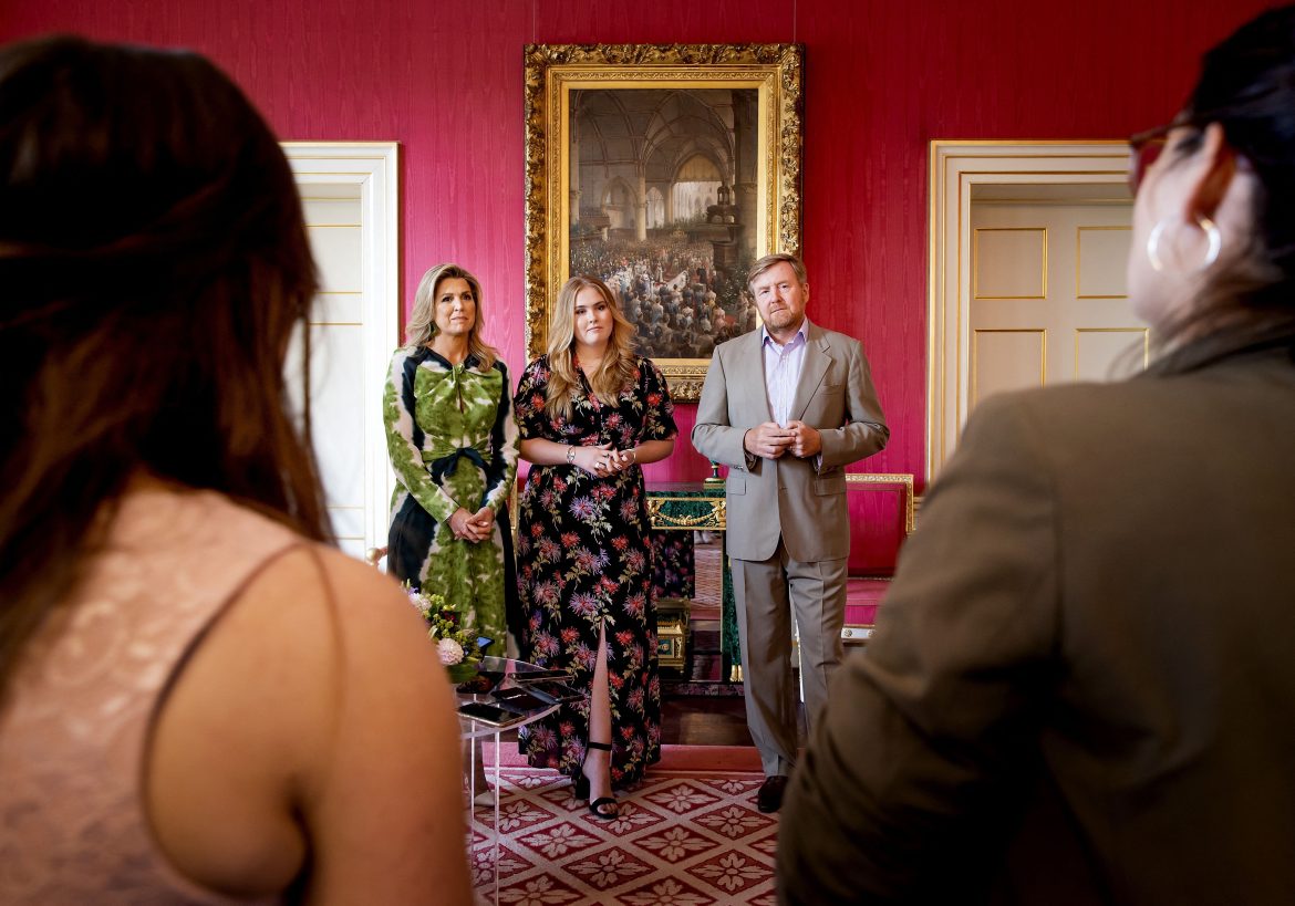 ​El palacio de Noordeinde abre sus puertas: de la sala donde Máxima y Guillermo de Holanda se reúnen semanalmente a las caballerizas que frecuenta Amalia 