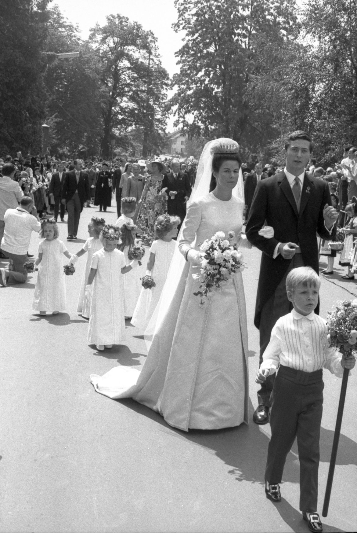 ​La boda del príncipe Hans Adam II de Liechtenstein y la condesa Marie Kinsky: un ‘sí, quiero’ contra viento y marea, la tiara de flecos de los Habsburgo y un vestido de Jacques Heim 