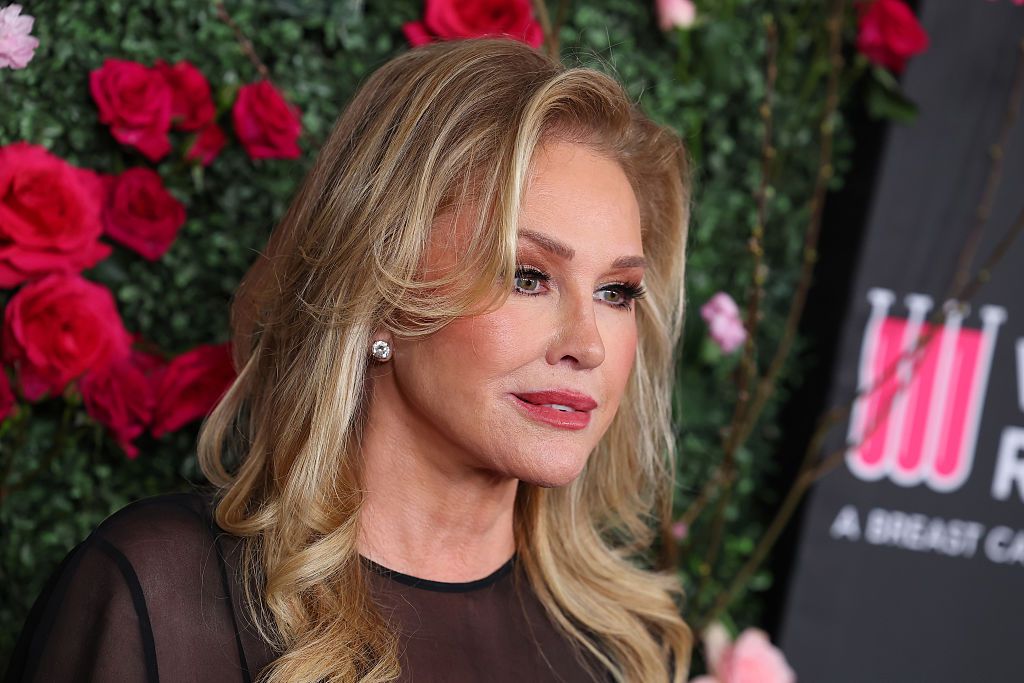 ​“Son de buen gusto, me puse en una postura muy mona”: Kathy Hilton habla de las fotos subidas de tono que se hizo para su marido 