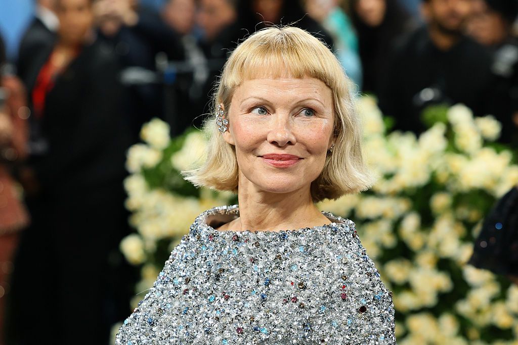 ​“Es un tipo muy tonto”: Pamela Anderson habla de Liam Neeson, su compañero de pantalla en ‘Agárralo como puedas’ 