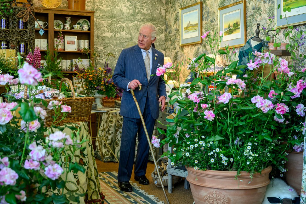 ​“Aparta a ese hombre de mi vista”: los jardineros de Carlos III se rebelan contra el rey por sus duras exigencias 