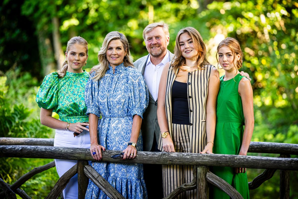 ​El posado veraniego de Guillermo y Máxima con sus hijas Amalia, Alexia y Ariane: la reaparición de la heredera, el regreso de las pequeñas y una confesión 