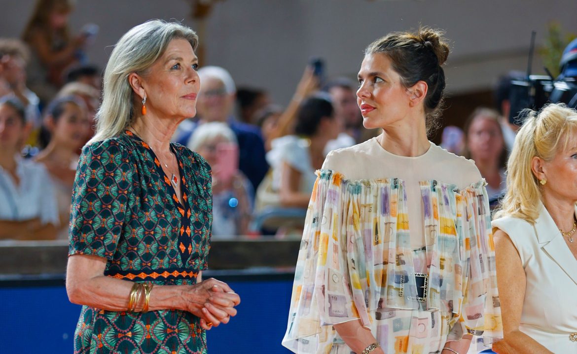 ​Carolina de Mónaco sorprende con unas llamativas sandalias de plataforma en su visita a la hípica con Charlotte Casiraghi 