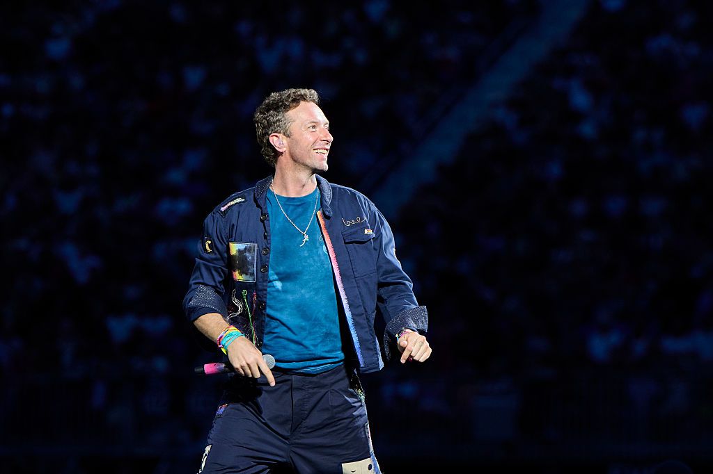 ​“O tienen una aventura o son muy tímidos”: Chris Martin pilla desprevenida a una pareja en su concierto y el clip se viraliza 