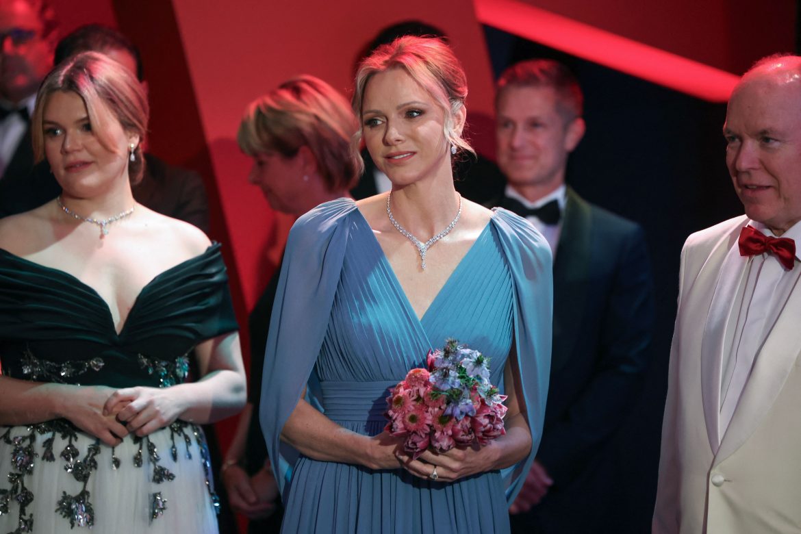 ​Camille Gottliet homenajea a Grace Kelly y Charlène ‘viaja’ en el Orient Express: celebran el 20º aniversario de Alberto II en el trono con el baile de la Cruz Roja 