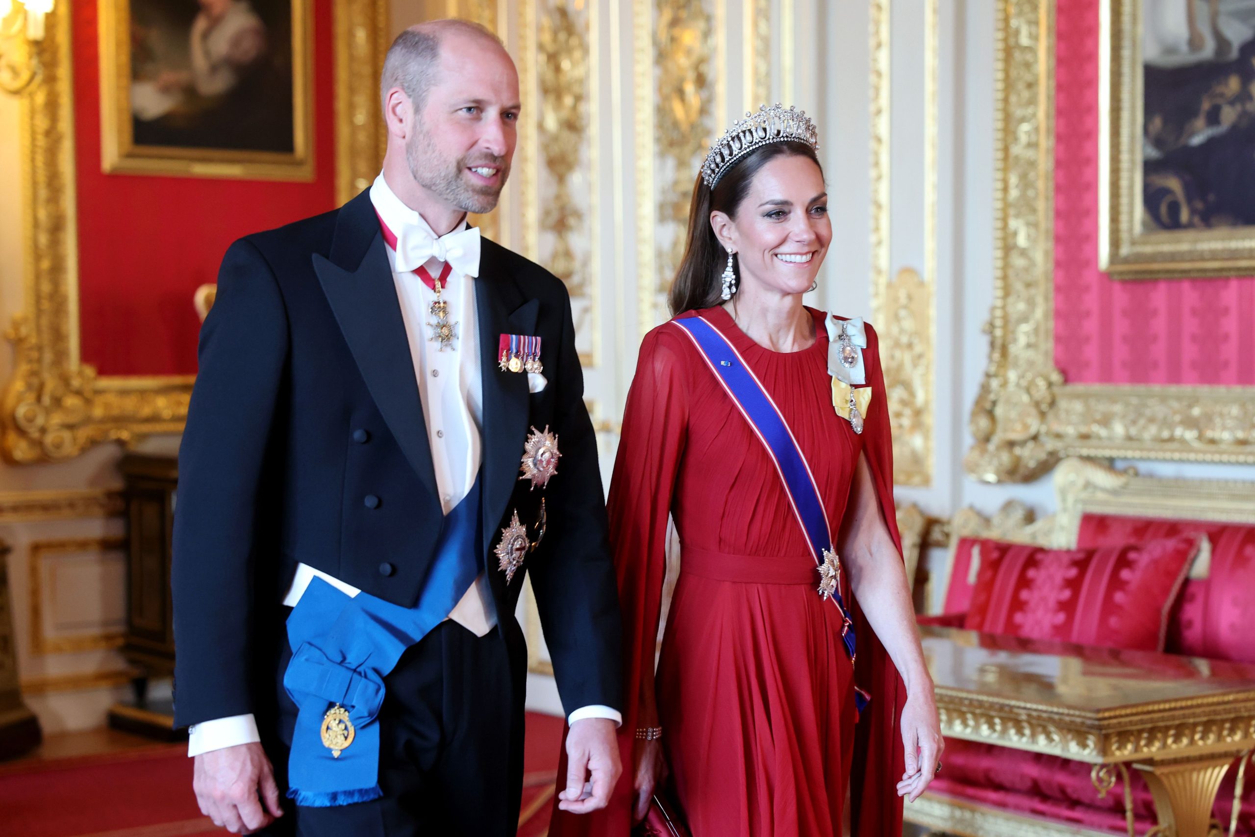 ​¡Por fin! Kate Middleton vuelve a llevar tiara (la Lover's Knot, la favorita de Diana de Gales) en la cena de Estado con los Macron, acompañada de un espectacular vestido rojo de Givenchy 