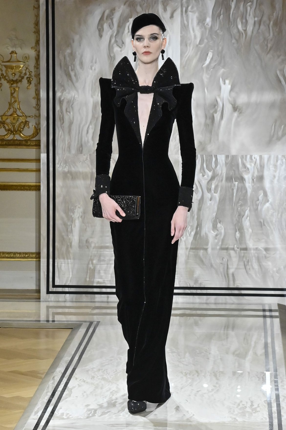 ​Mil y una versiones del esmoquin, terciopelo, chaquetas impecables y la elegancia de siempre: todo sobre el desfile de Armani Privé 