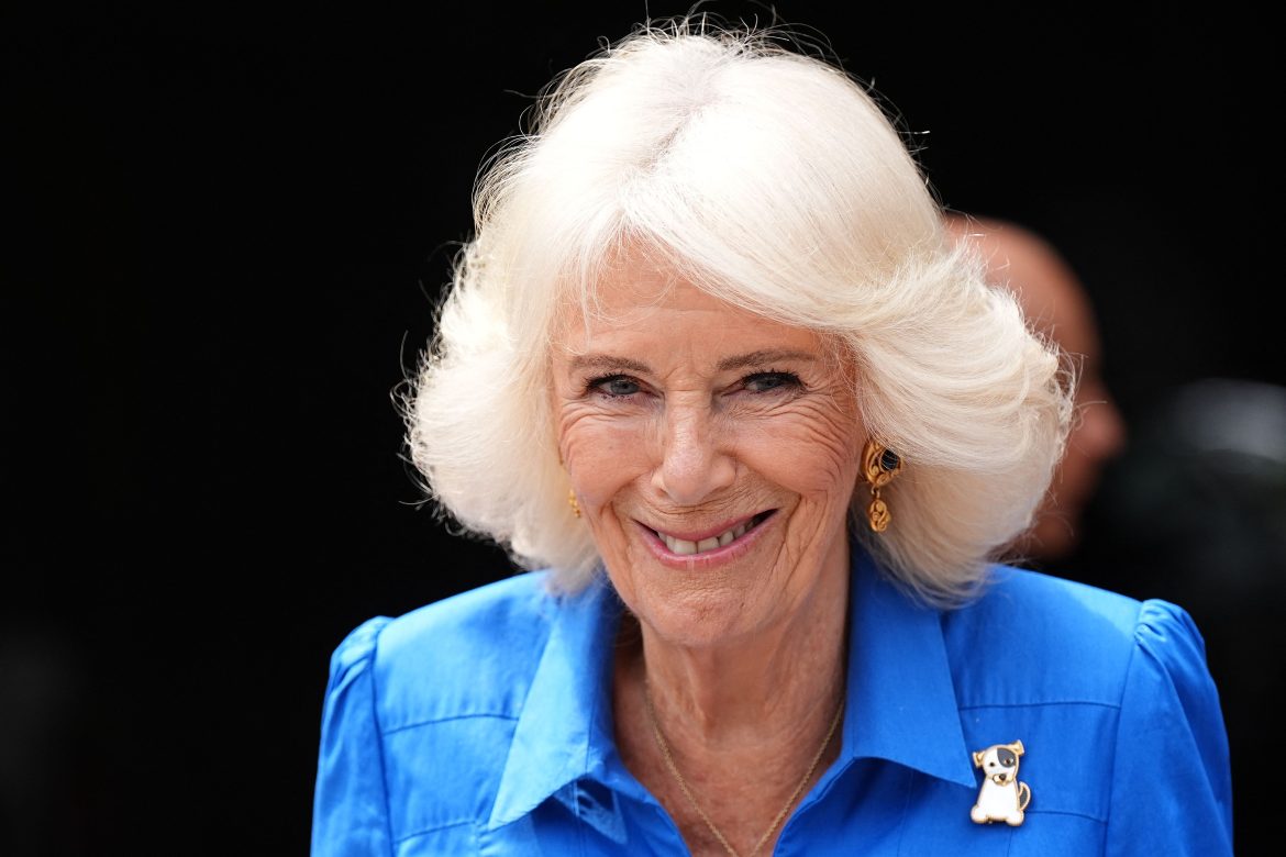 ​El broche perruno que ha llevado Camilla: un diseño de Van Cleef & Arpels con oro de 18 quilates, ónix y nácar para inaugurar un jardín canino 
