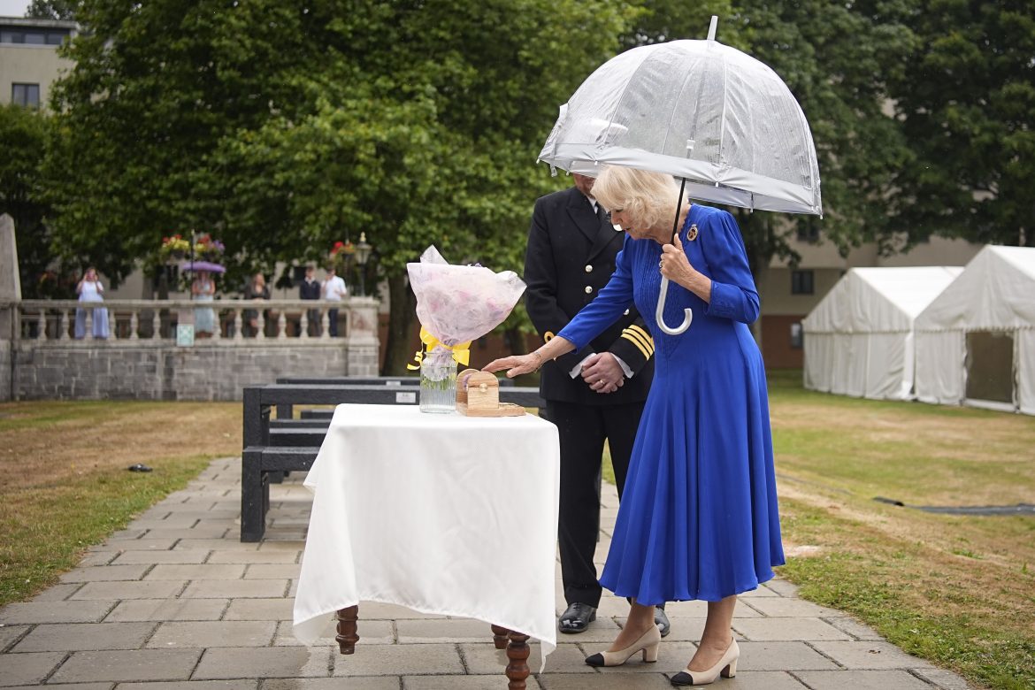 ​La reina Camilla, felicísima al recibir uno de los peores regalos de cumpleaños que se le podría hacer a Carlos III 