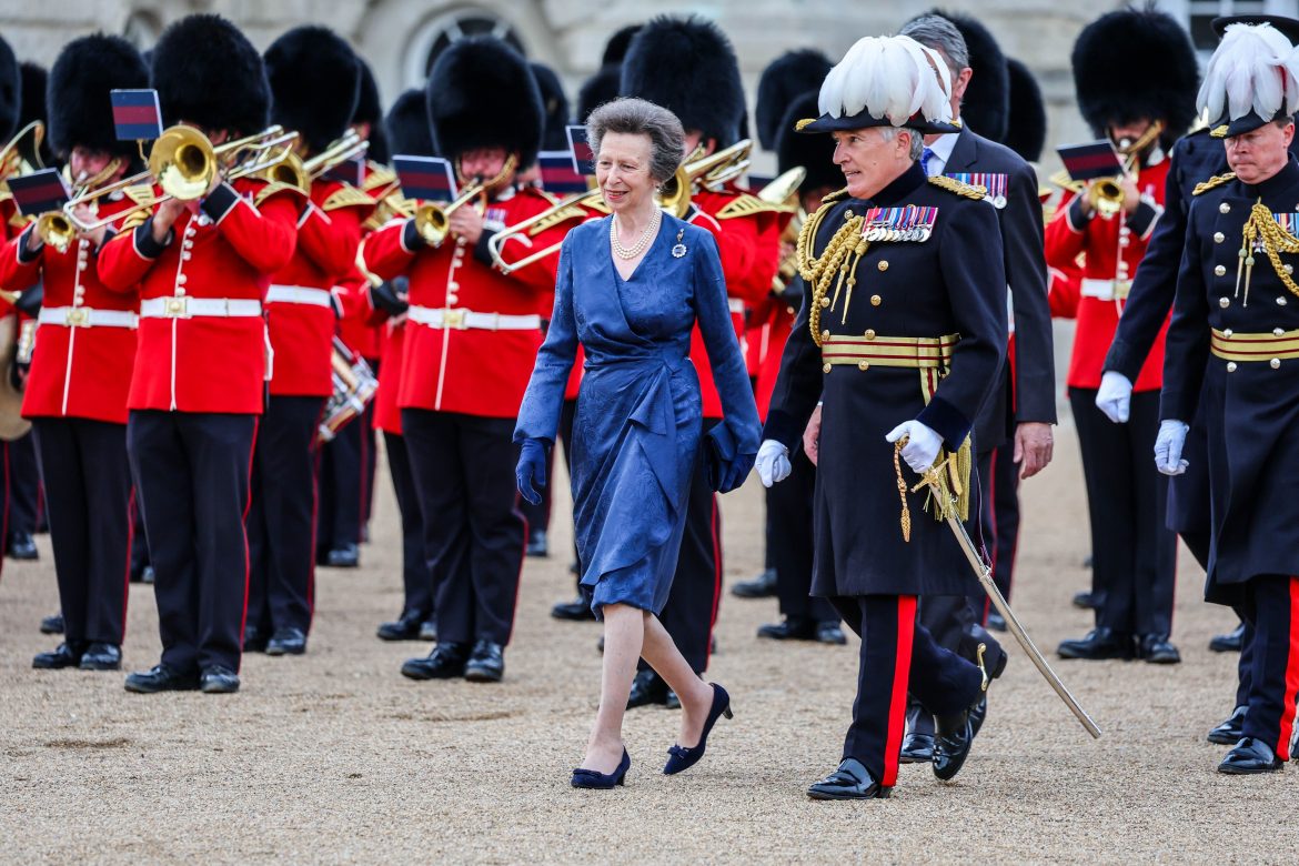​El broche de 12 diamantes y un zafiro facetado que la princesa Ana heredó de la reina Victoria 