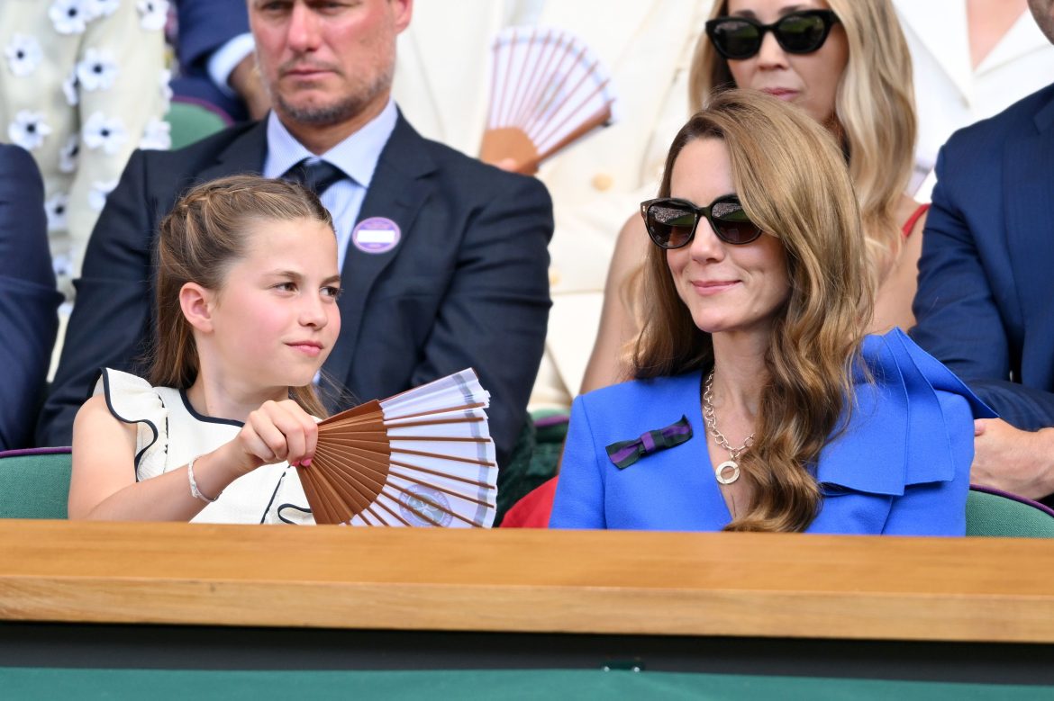 ​El rey Felipe apoya a Alcaraz en Wimbledon con Kate Middleton, el príncipe Guillermo y sus hijos mayores en el palco real 