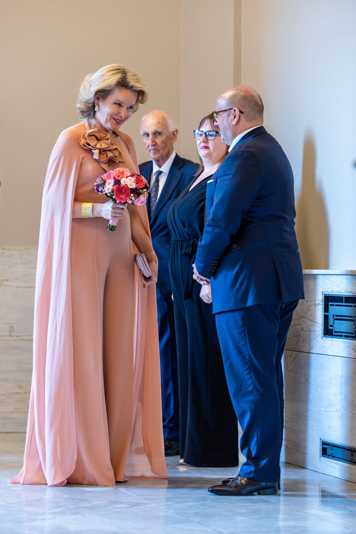 ​La reina Matilde recupera el brazalete de oro y diamantes de Sterlé, el ‘couturier de la joyería’ del que la reina Sofía también tiene una pieza 