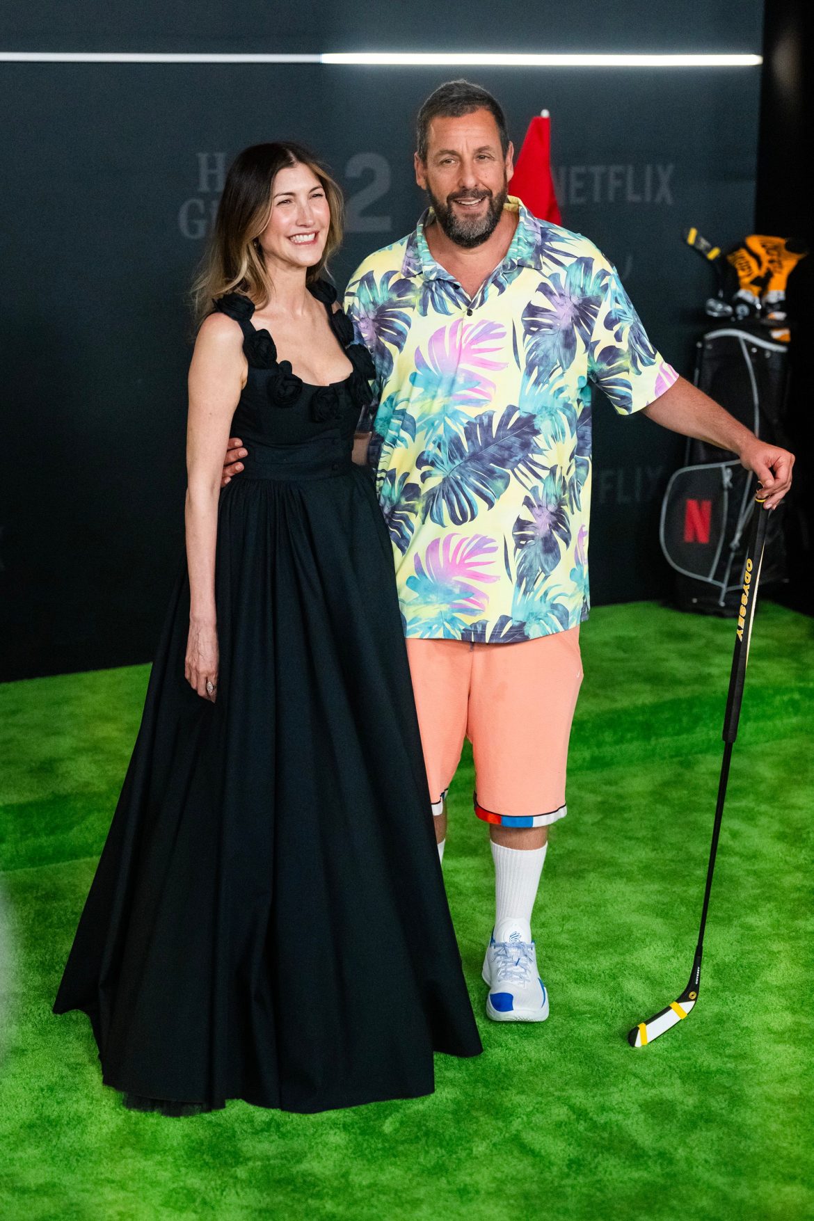 ​Lo que realmente piensa la esposa de Adam Sandler sobre su estilo Sandlercore ultrainformal 