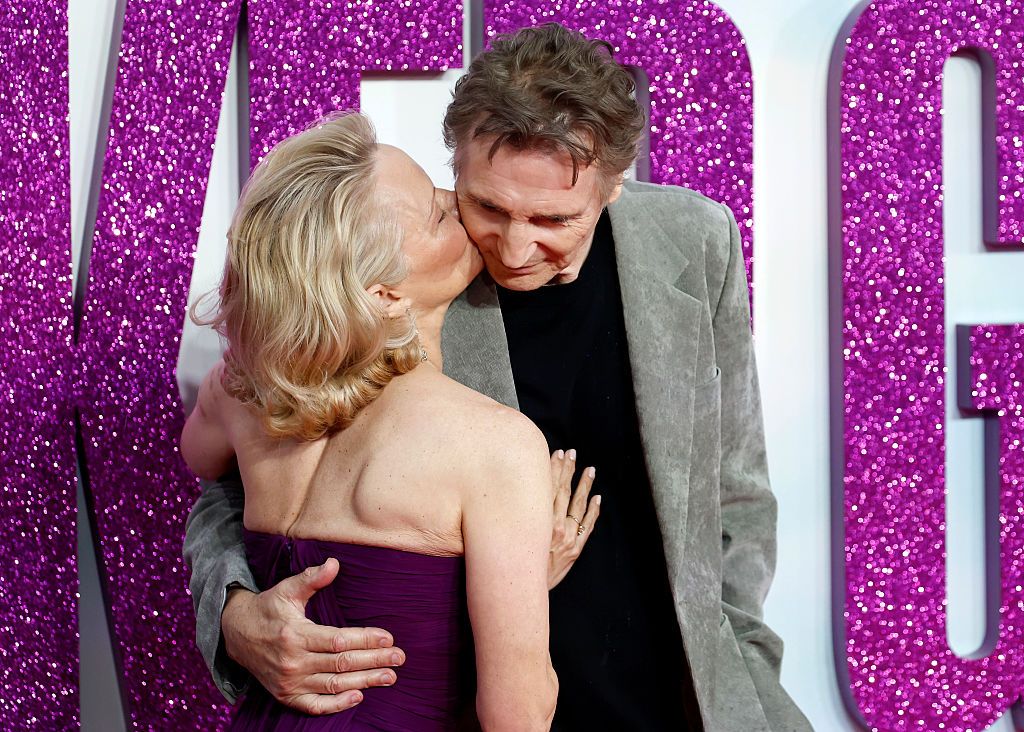 ​Y ahora, un beso en la alfombra roja: Liam Neeson y Pamela Anderson avivan los rumores de romance 