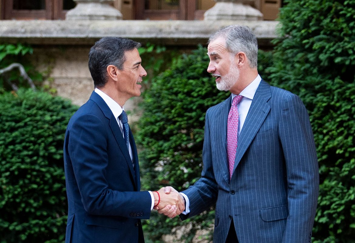 ​Felipe VI despacha con Pedro Sánchez en Marivent: una tarde (sin protestas) protagonizada por el fiscal general 
