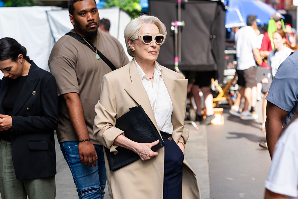 ​Meryl Streep viste tacones de Prada (y una controvertida botella con purpurina): revolución de estilo en el set 