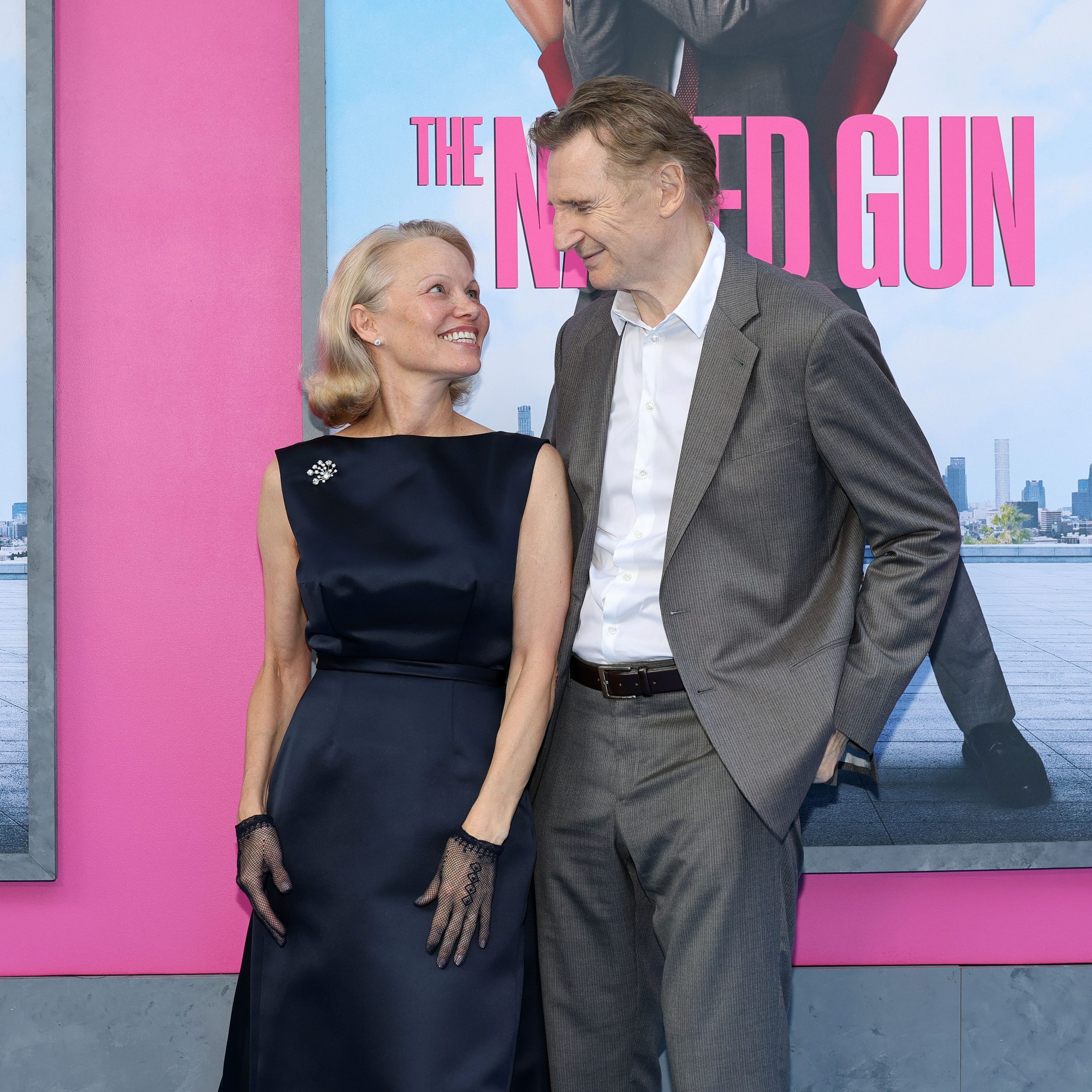 ​Sí, Pamela Anderson y Liam Neeson están saliendo de verdad: “Está claro que están enamorados el uno del otro” 