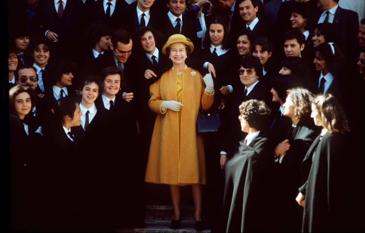 ​Desde su infancia hasta su última fotografía oficial: la gran exposición que recorrerá la vida de Isabel II a través de sus vestidos y joyas (en 2026) 