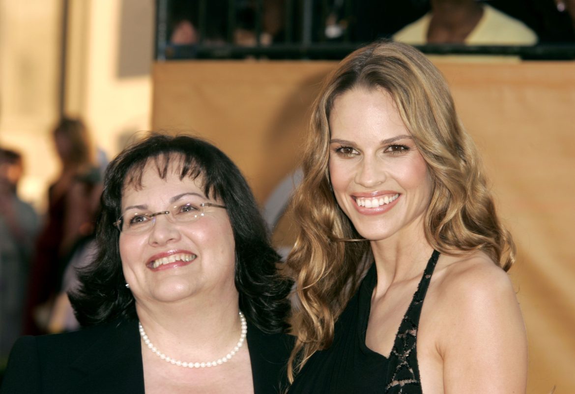 ​Hilary Swank habla de su dura infancia: «Cuando era niña viví con mi madre en un coche. Esa experiencia me sirve para recordar que nunca hay que rendirse» 