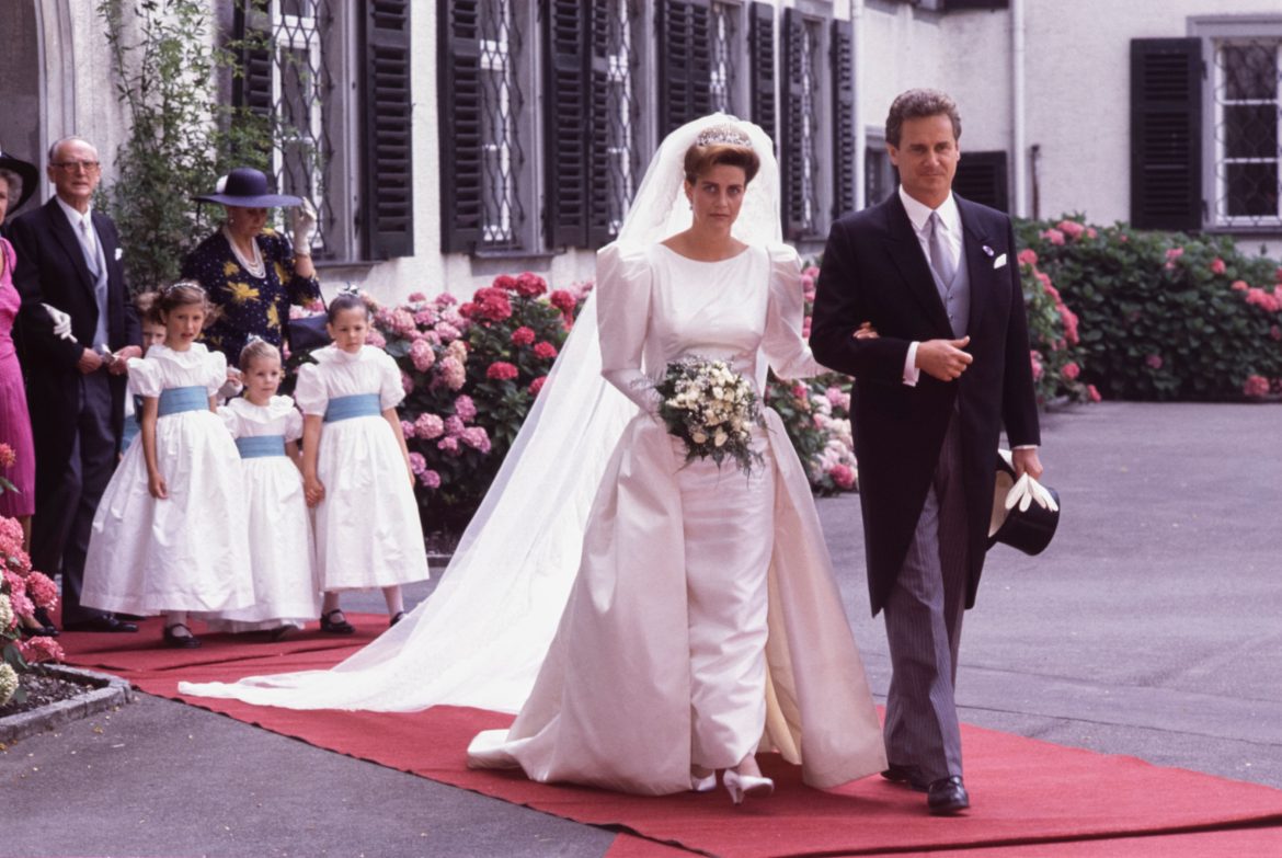 ​La boda de Marie de Orleans y Gundakar de Liechtenstein en 1989: la tiara de flecos búlgara y la ausencia del padre y el abuelo de la novia 