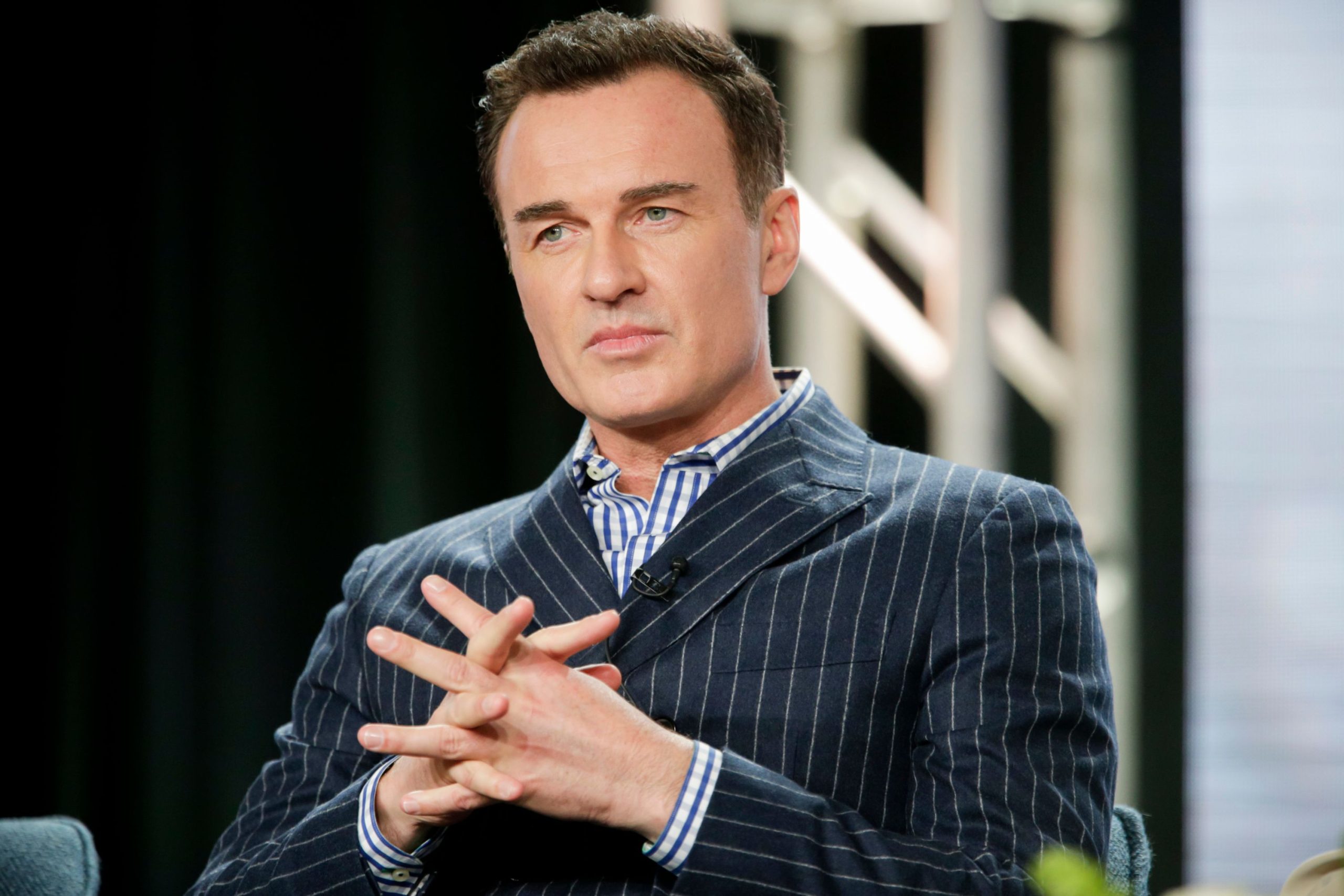 ​Se revela la increíble fortuna de Julian McMahon tras su muerte: un generoso caché, una herencia y varias inversiones inteligentes 