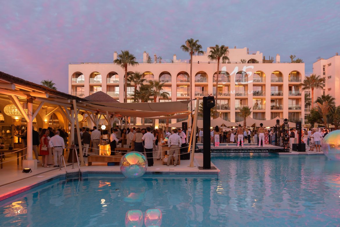 ​El Mediterráneo como telón de fondo para una noche inolvidable: Nicole Kimpel, Gala González, Topacio Fresh y Brigitte Nielsen celebran la inauguración del ME Marbella 