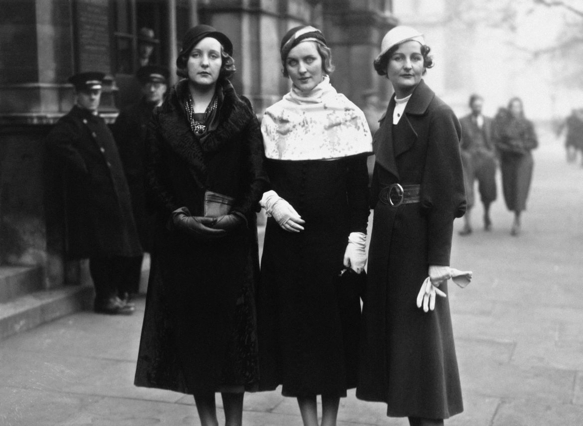 ​Las chispeantes y polémicas seis hermanas Mitford: de la mayor, Nancy (escritora de éxito) a la pequeña, Deborah (que adoraba las gallinas) 