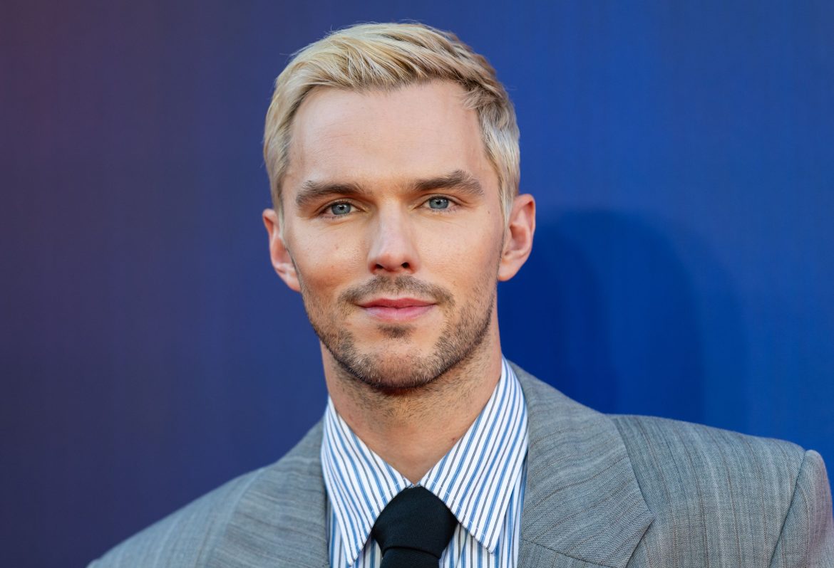 ​A Brad Pitt le ha salido competencia: el despliegue de estilo de Nicholas Hoult en su última gira promocional 